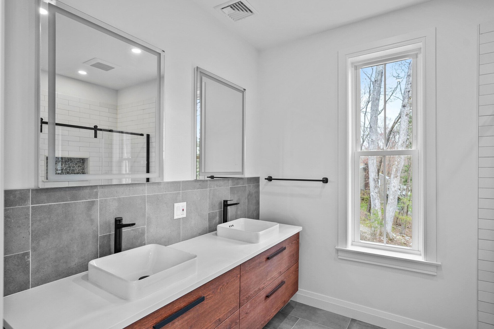 Double-vanity marble bath