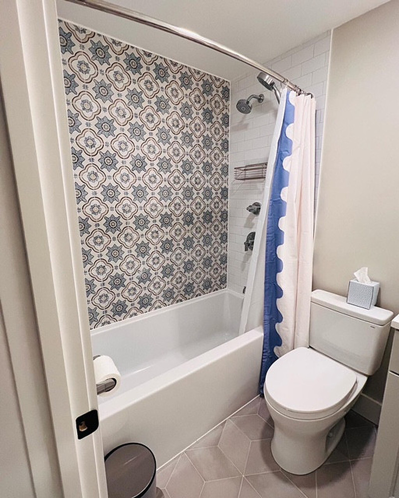 Tiled tub surround