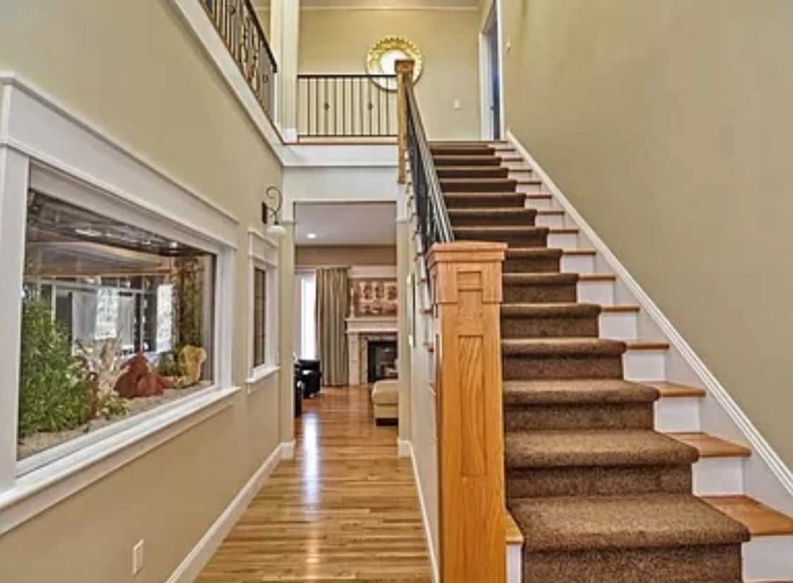 Two-story foyer