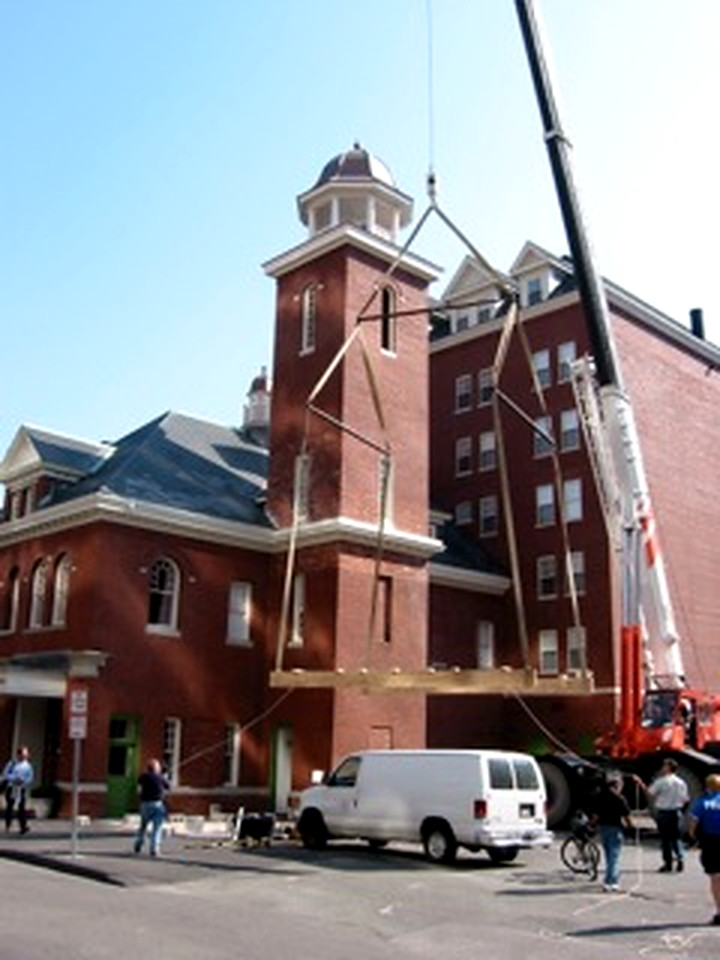 Setting the cupola by crane